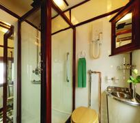 Deluxe Suite bathroom