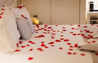 Romantic deco included