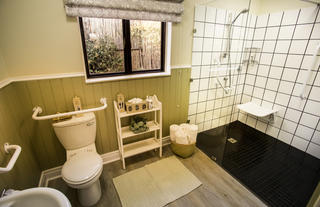Kiplings Family Cottage Wheelchair friendly bathroom