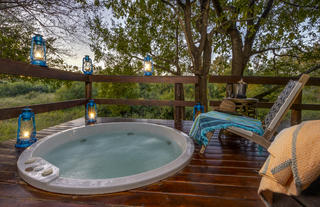 Luxury Suite Heated Jacuzzi
