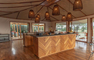 Sayari - Bar area and view of deck