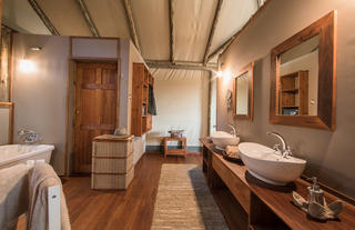 En-suite bathrooms at Setari Camp