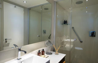 Accommodation - Standard Suite Bathroom