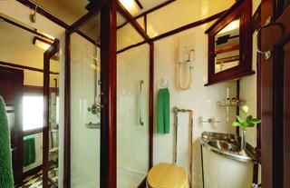 Deluxe Suite bathroom