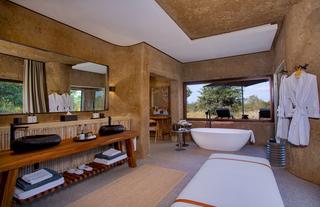 Amber Villa Main Bathroom