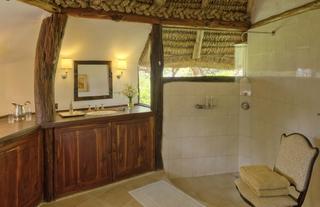 Elewana Kifaru House - Cottage en suite bathroom