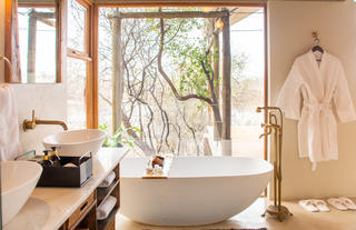 A bathtub with a view!