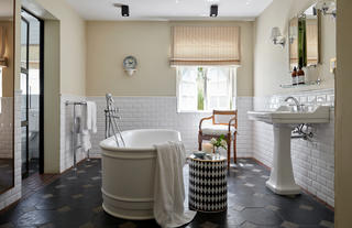 Courtyard Room bathroom