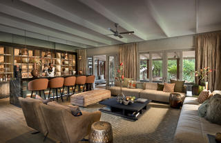 Morukuru Farm House - bar and living