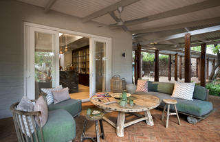 Morukuru Farm House - wrap around veranda
