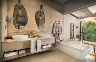 Morukuru Farm House - bathroom en-suite