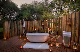 Morukuru Farm House - outdoor bath at room nr 5