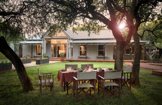 Morukuru Farm House - lunch on the lawn