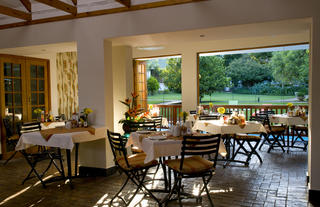 Dinning Room overlooking pool