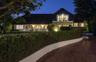 Whale Rock Luxury Lodge by night