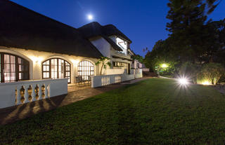 Whale Rock Luxury Lodge by night
