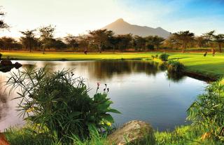 Bordering an 18 hole, championship Golf course
