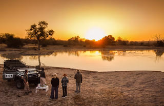 Sundowner drinks break on Safari