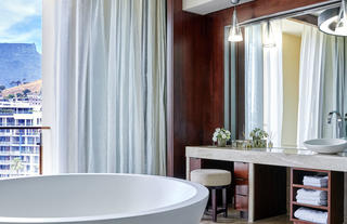 Table Mountain Suite - Bathroom (Bathtub View)