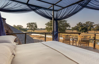 Lion Camp - Deluxe Suite nr 1 - Bed on Garaxy Deck