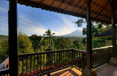 https://www.facebook.com/CempakaBelimbingVillas/photos/a.333465426712524.76839.299161506809583/971840199541707/?type=1&theater