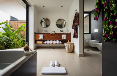 Luxury Pool Villa Bathroom