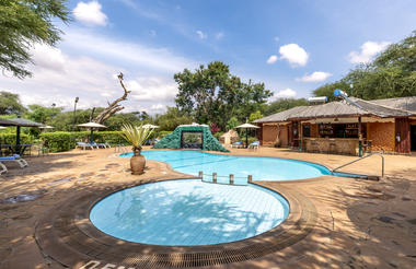 pool & bar