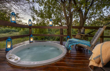Luxury Suite Heated Jacuzzi