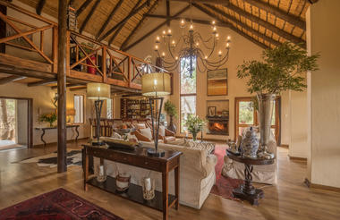 Entrance and lounge to Kuname