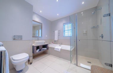Fancourt- Classic Room Bathroom