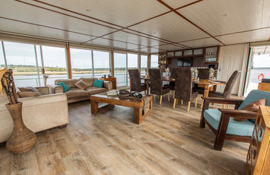 Pangolin Voyager Houseboat dining area