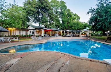 Shoestrings pool, Bar & Restaurant