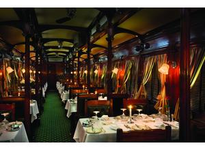 Pillared dining car