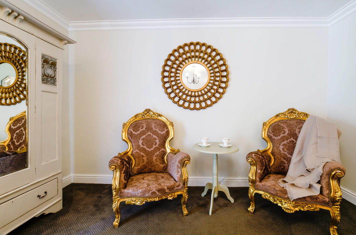 Riaan store lounge chair