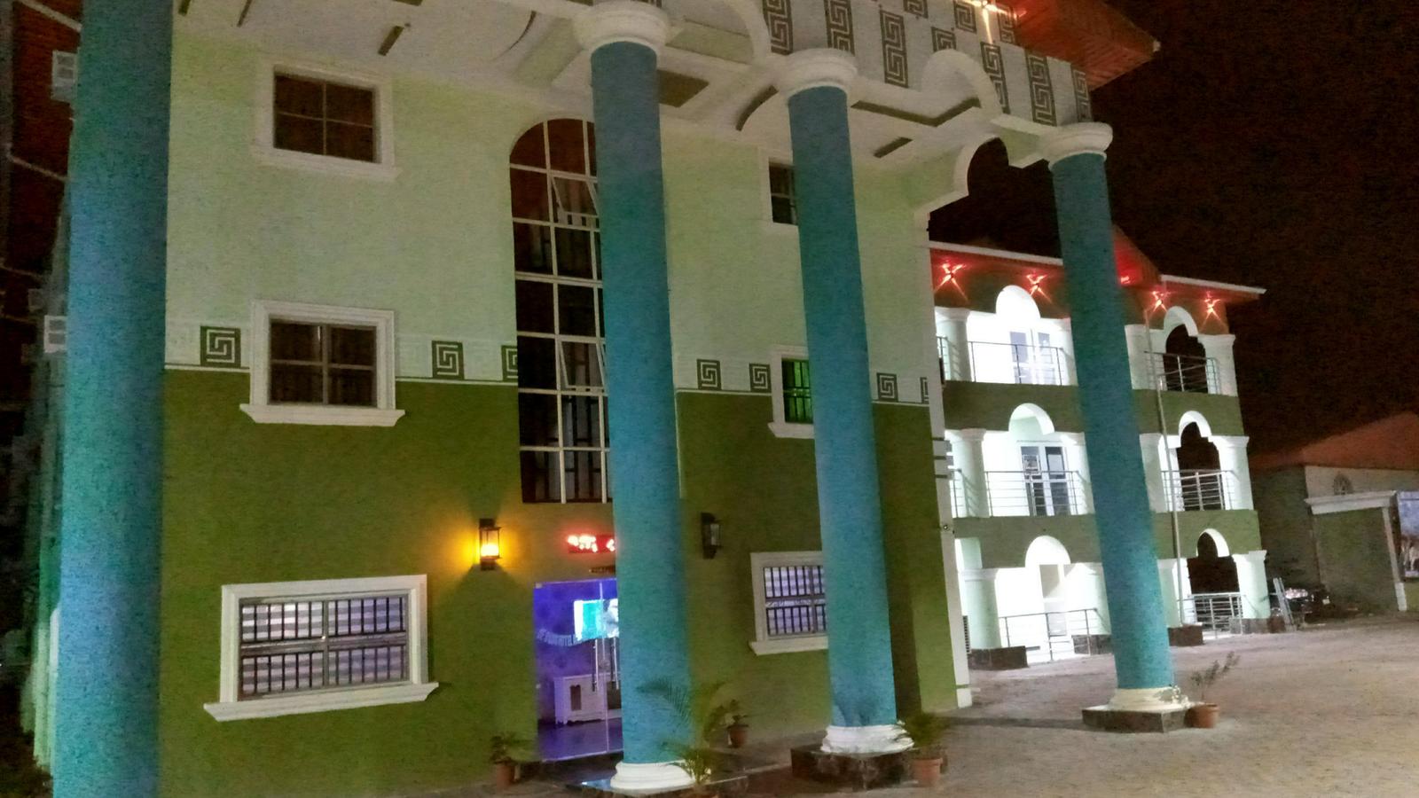 De'Bliss Gold Hotel & Suites