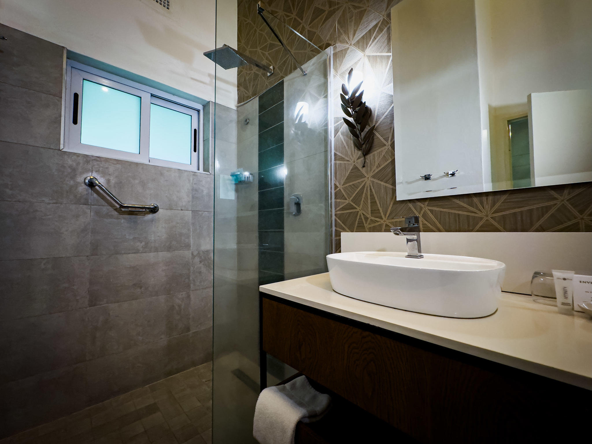 Private en-suite bathroom in a Deluxe room at Shearwater Explorers Village