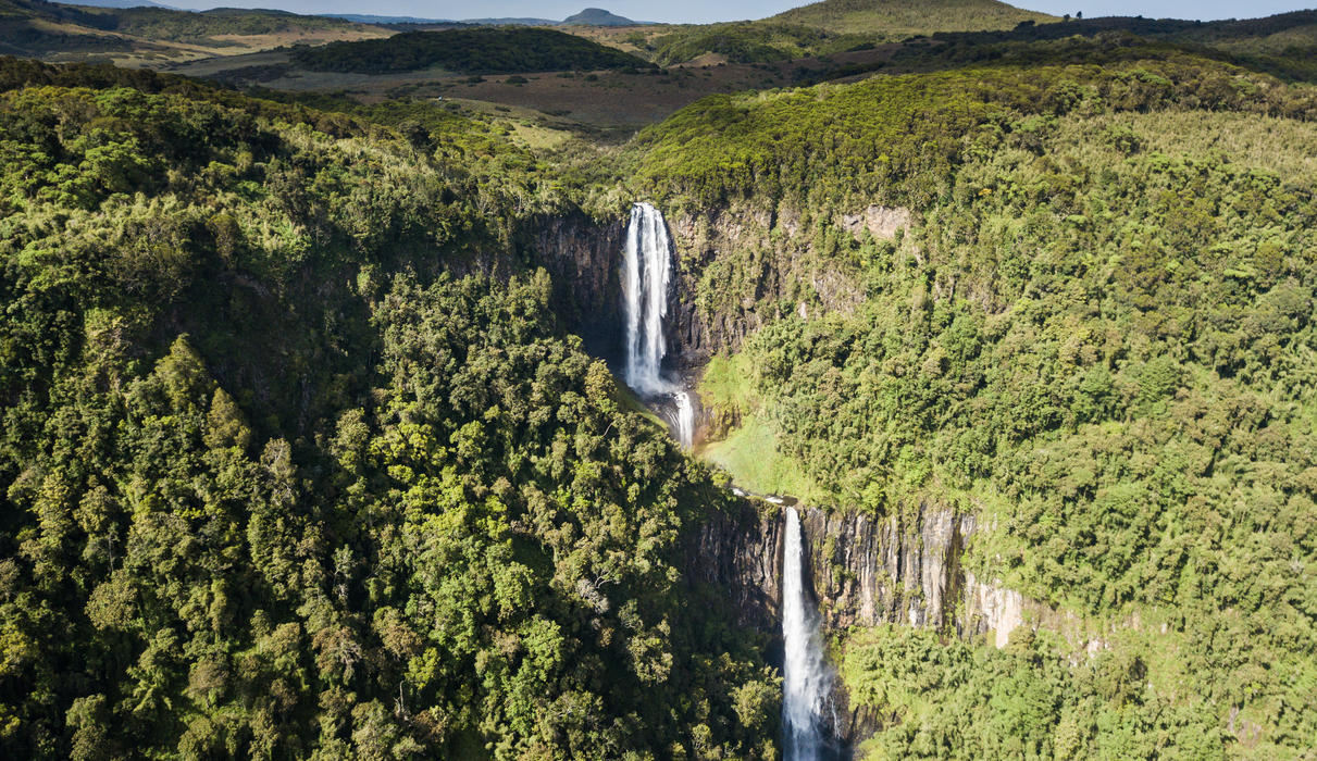 Water falls in the Aberdare National Park ©