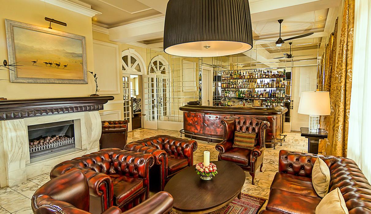 A luxury bar to enjoy various cocktails and cigar