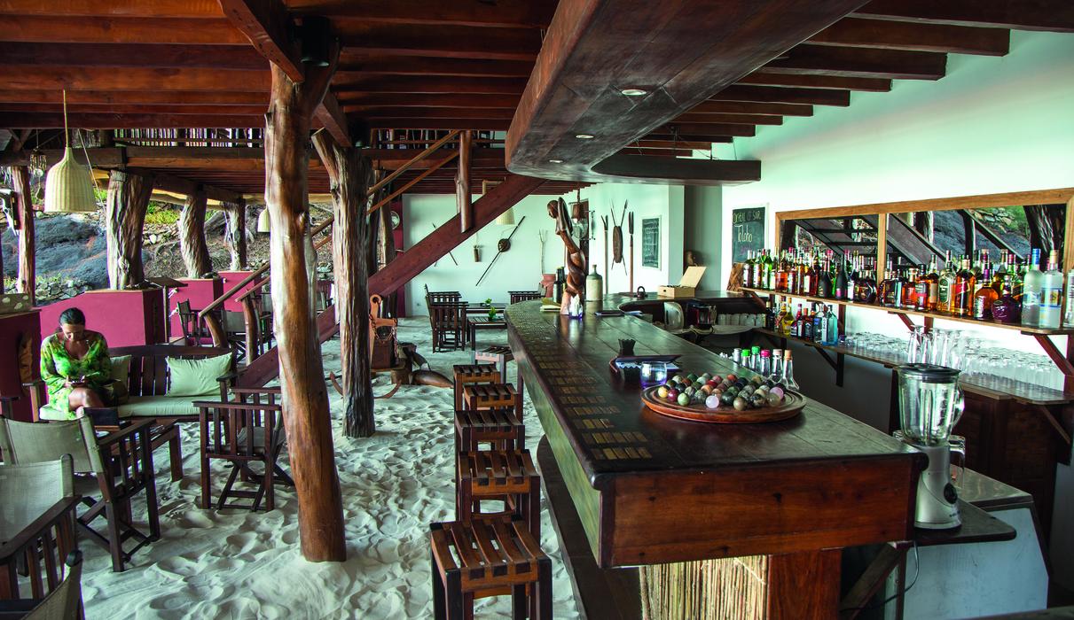 Barefoot bar and lounge