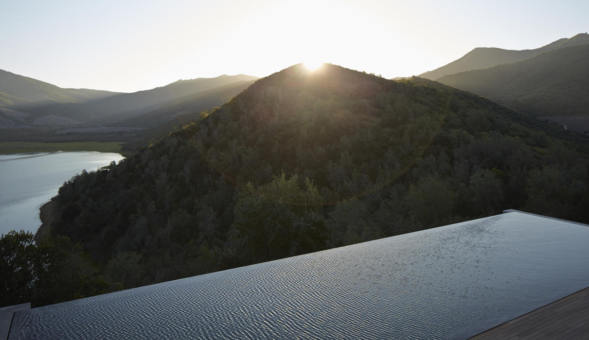 Beyond the public living areas, guests will find a beautiful cantilevered slate pool extending out over the valleys and lake below, offering the sensation of swimming above it all.