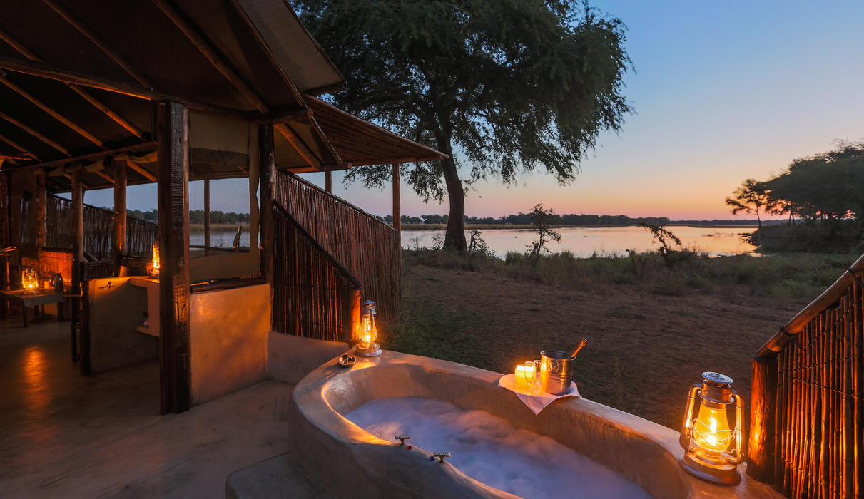 Old Mondoro - a bushcamp with class and romance
