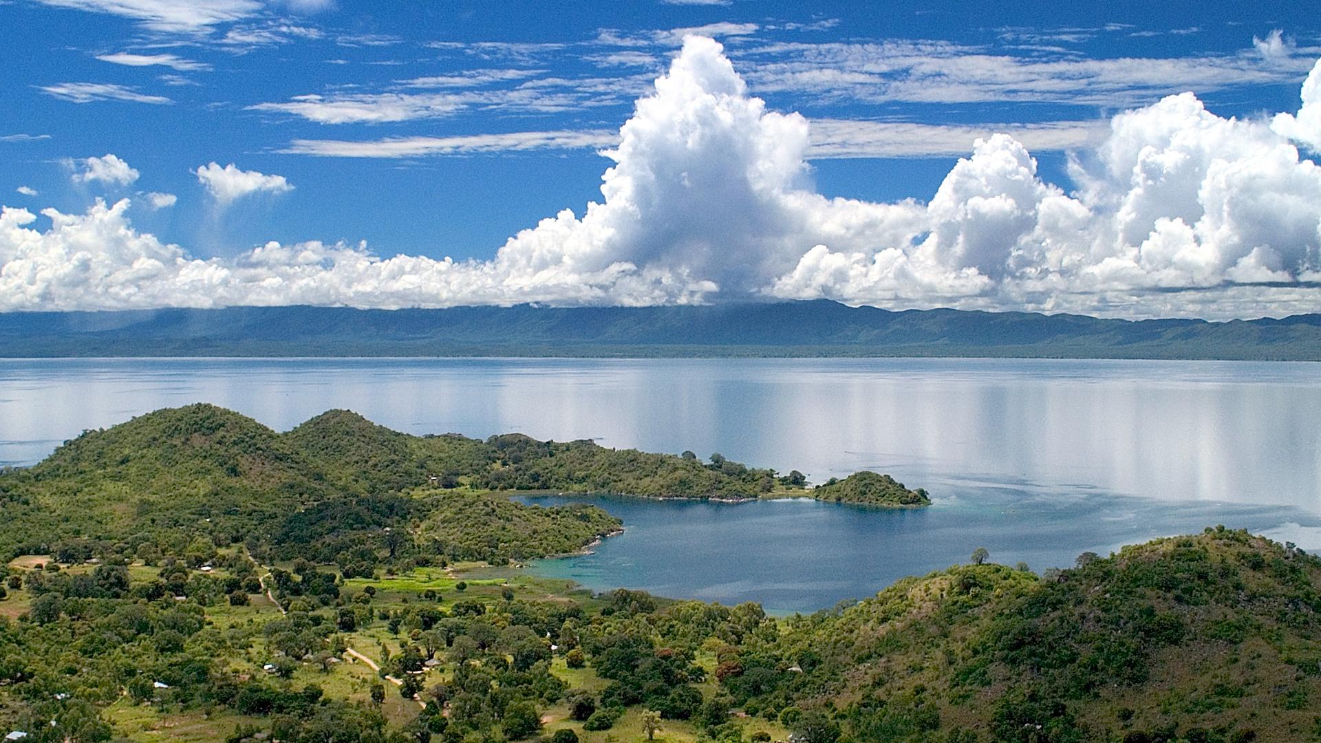 Длинное озеро африки. Танзания озеро Танганьика. Озеро Малави Танганьика. Озеро Ньяса Малави. Озеро Ньяса в Танзании.