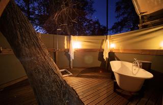 Meru-style tent Gunn's Camp - outdoor shower/bath
