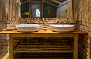 .Ndhovu Safari Lodge - Safari Tent bathroom
