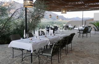 Outside-Dining-Setup-Hohenstein-Lodge