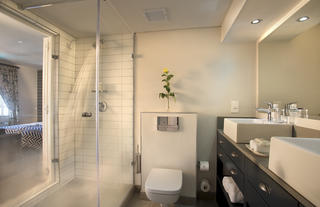 PortsWood Hotel Standard Queen Bathroom 