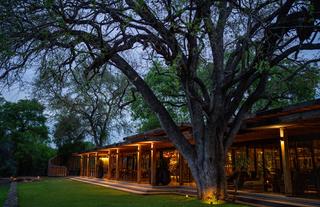 Tengile River Lodge - main area 