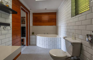 Garden suite bathroom