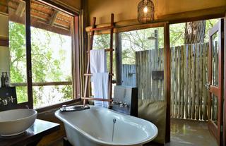 Rhino Post Safari Lodge - Bathtub