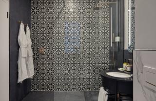 Family Suite Bathroom 